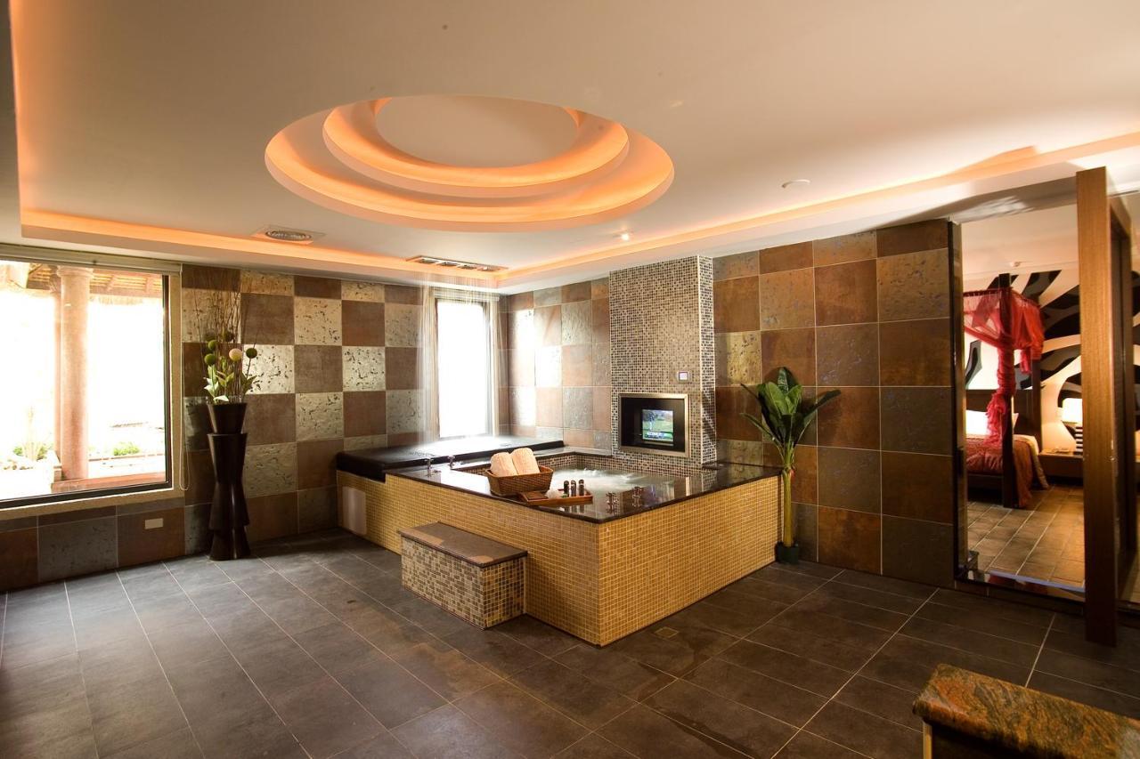 Chateau Motel&Spa Kaohsiung Extérieur photo