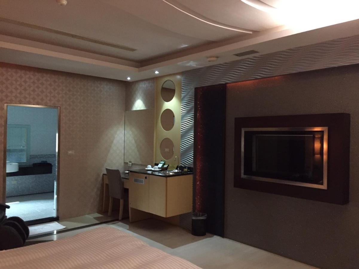 Chateau Motel&Spa Kaohsiung Extérieur photo